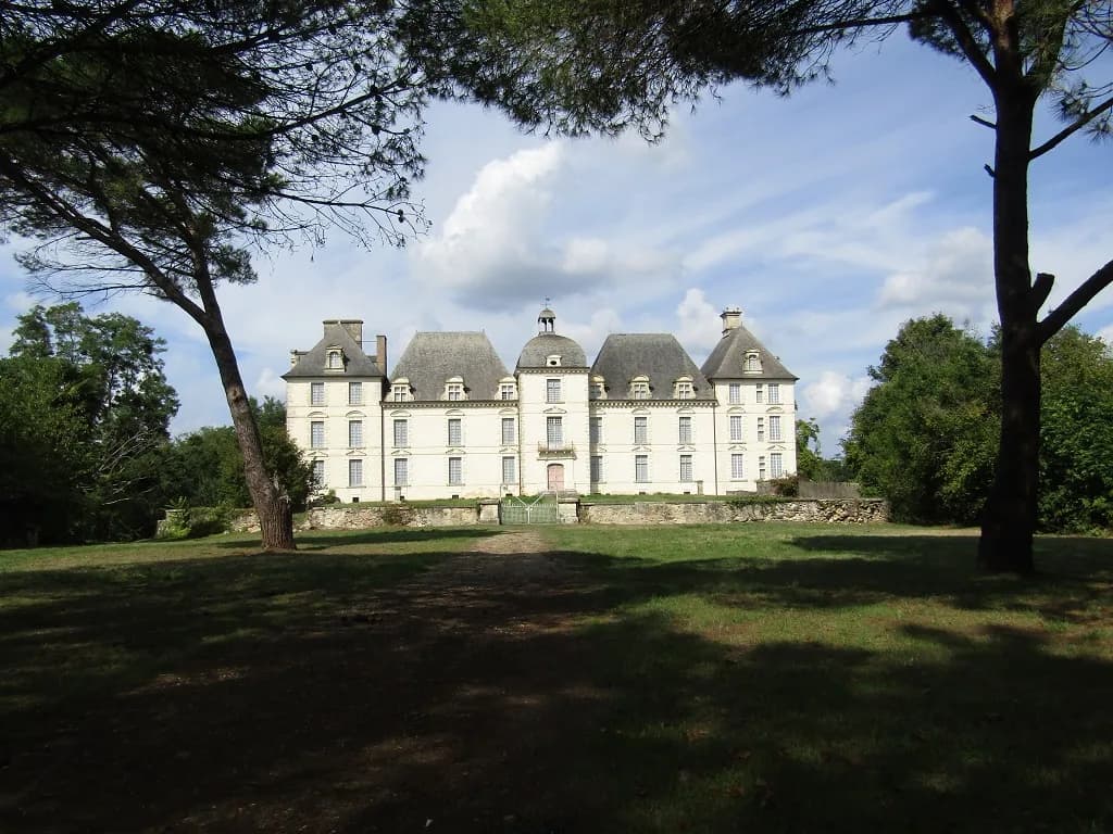 Image 1 : Le Château de Poyanne par Marie-Claire background