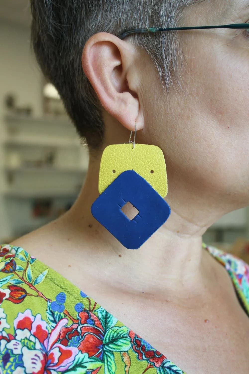 Image 1 : Atelier fabrication de boucles d'oreilles avec du cuir upcyclé background