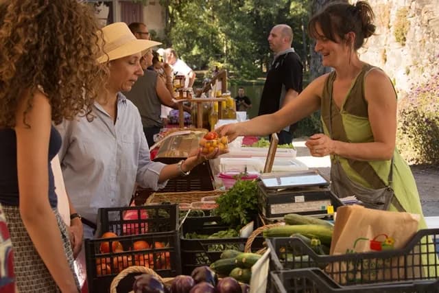 Image 1 : Marché à Saint-Privat background