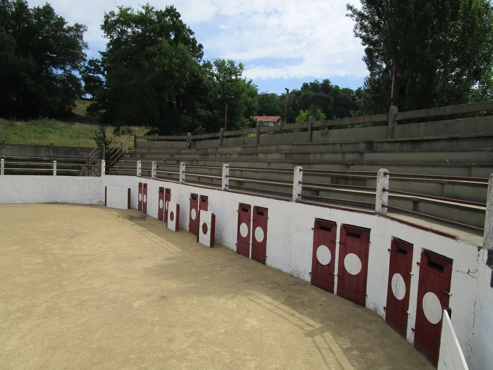 Image 1 : Visite des arènes de Bahus-Soubiran background