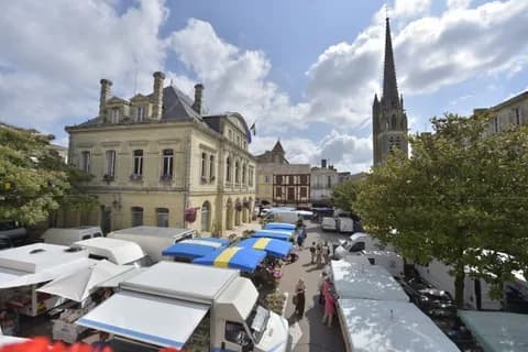 Image 1 : Marché hebdomadaire de Sainte-Foy-La-Grande background