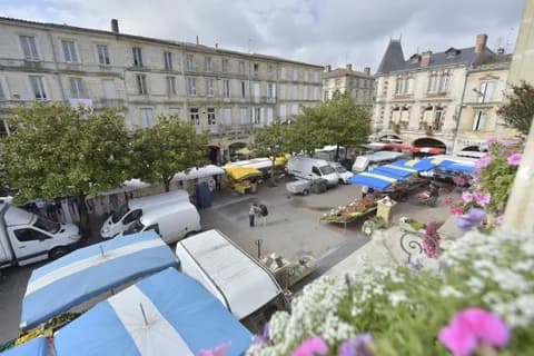 Image 4 : Marché hebdomadaire de Sainte-Foy-La-Grande background