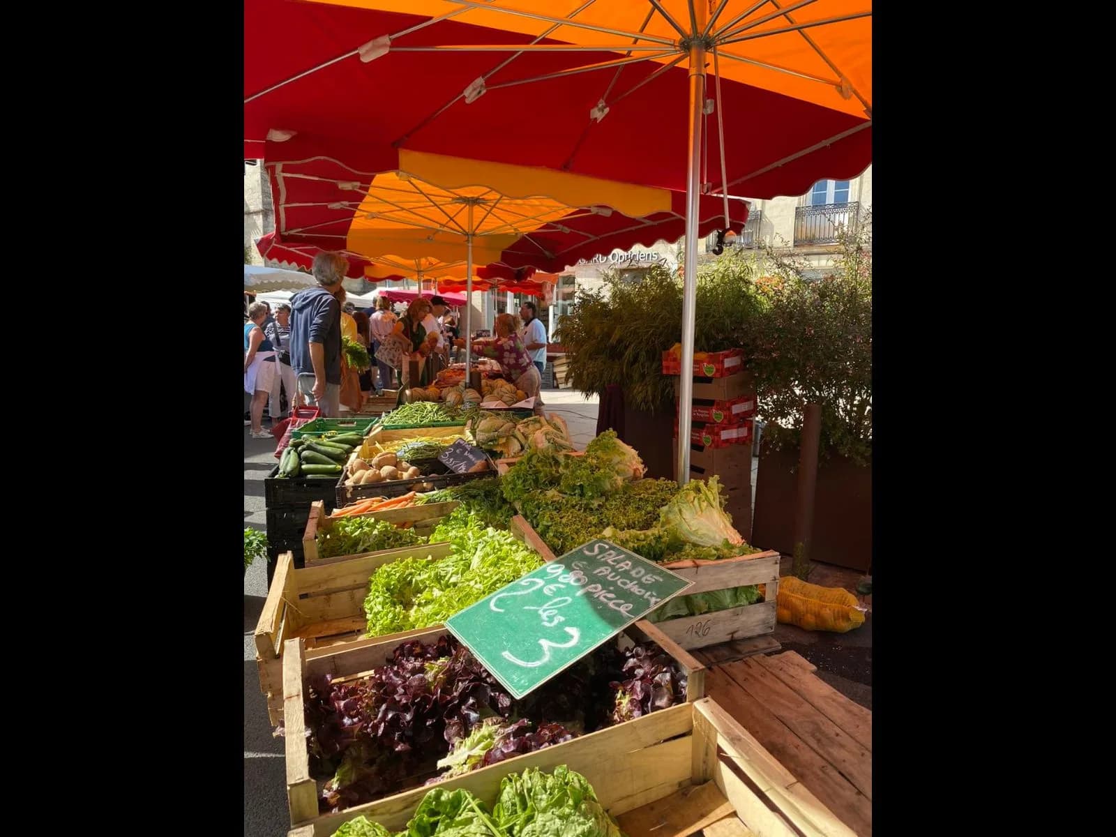 Image 1 : Marché hebdomadaire du mardi matin à Sauveterre-de-Guyenne background