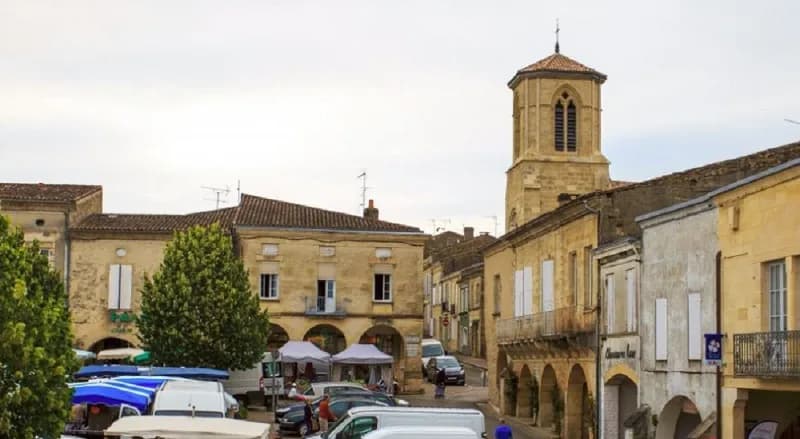 Image 2 : Marché hebdomadaire du mardi matin à Sauveterre-de-Guyenne background