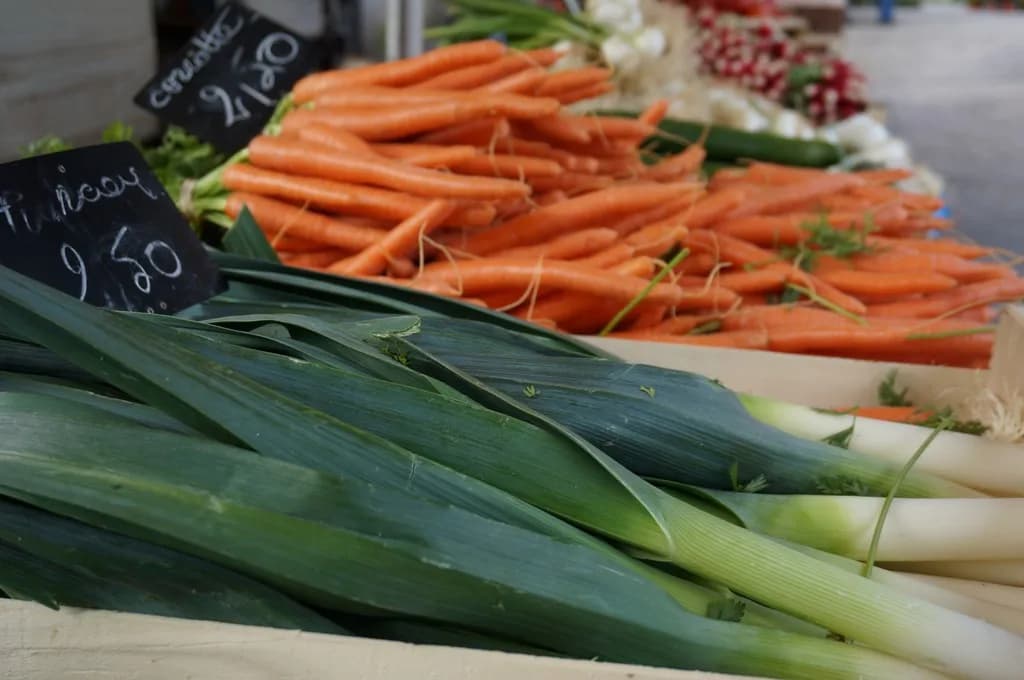 Image 2 : Marché Uzerchois background