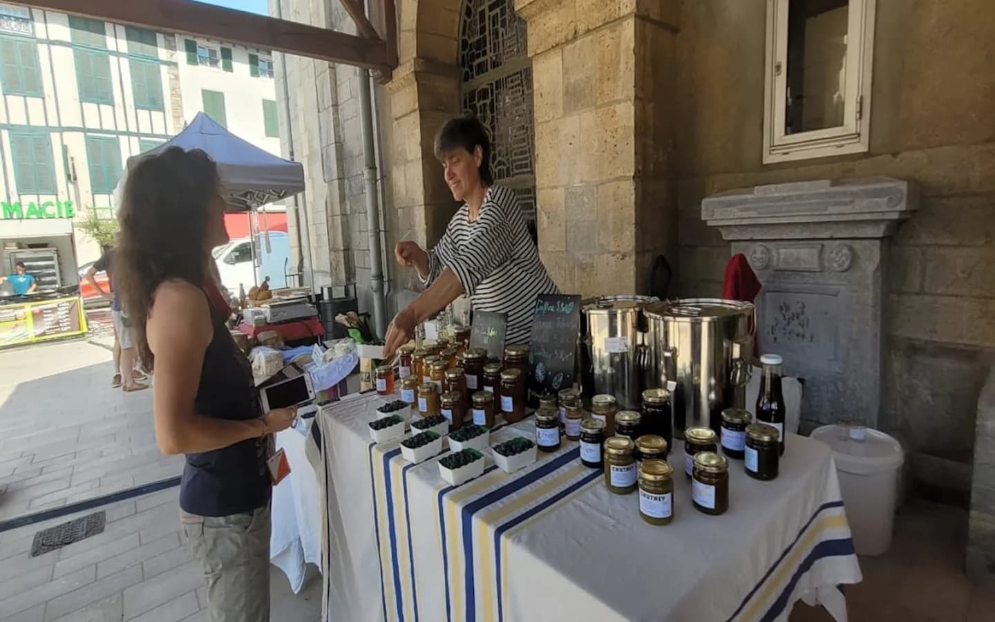 Image 1 : Marché aux produits fermiers background