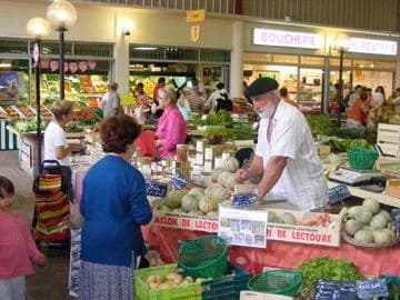 Image 3 : Marché hebdomadaire du mardi background