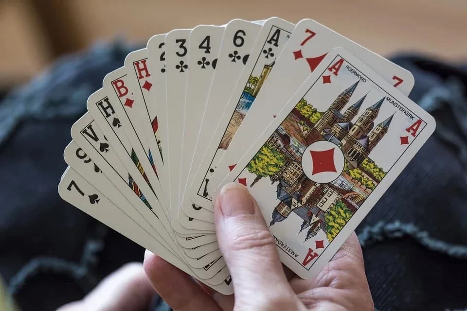 Image 1 : Concours de belote au casino background