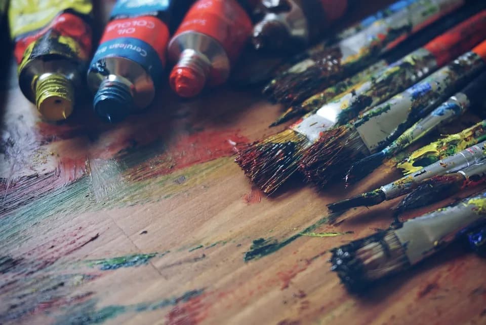 Image 1 : Ateliers Manufacture Pays Basque - L'Aparté : atelier de peinture background