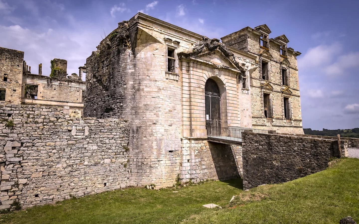 Image 1 : Visite du château de Gramont background