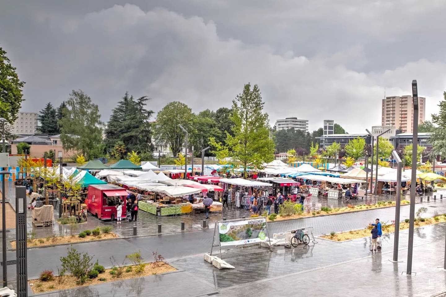 Image 2 : Marché Laherrère background