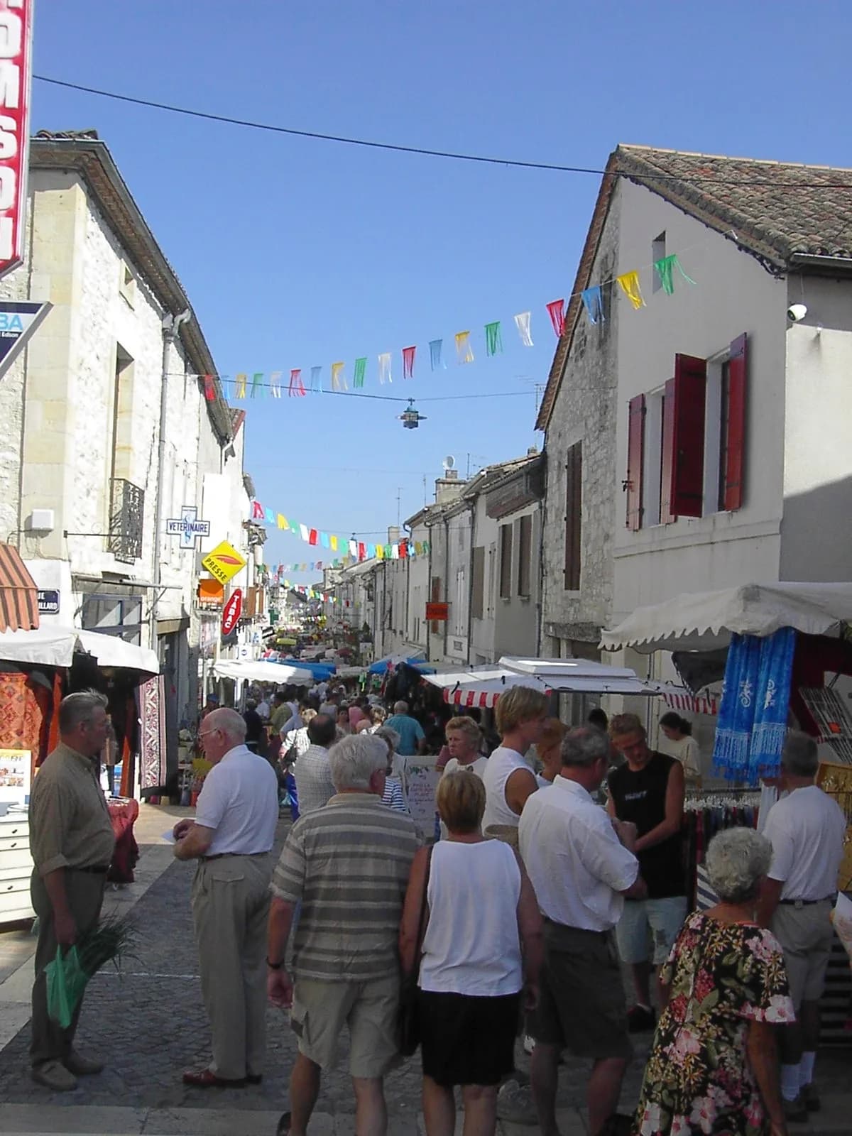 Image 1 : Marché traditionnel de Castillonnès background