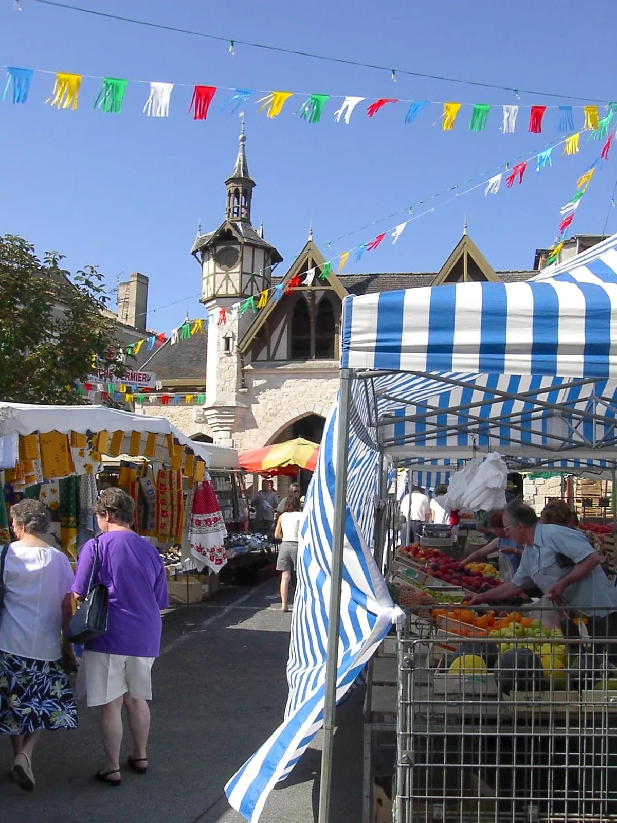 Image 3 : Marché traditionnel de Castillonnès background