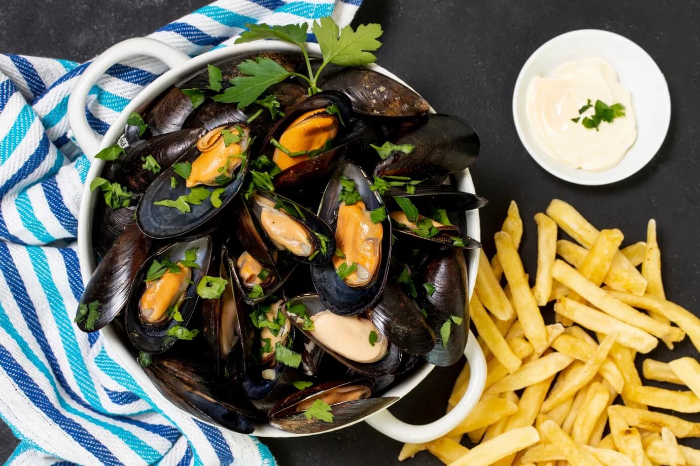 Image 1 : Concours de belote et repas moules-frites par le Comité des fêtes background