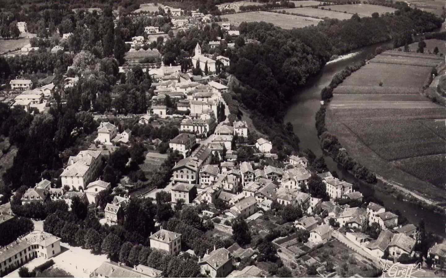 Image 2 : Visite guidée de Cambo-les-Bains, Histoire et métamorphoses d'une ville thermale background