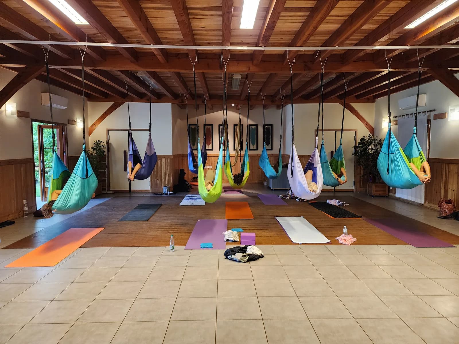 Image 3 : Yoga Aérien background
