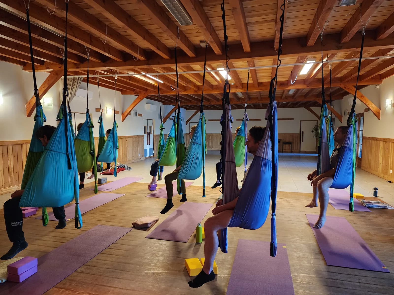 Image 4 : Yoga Aérien background