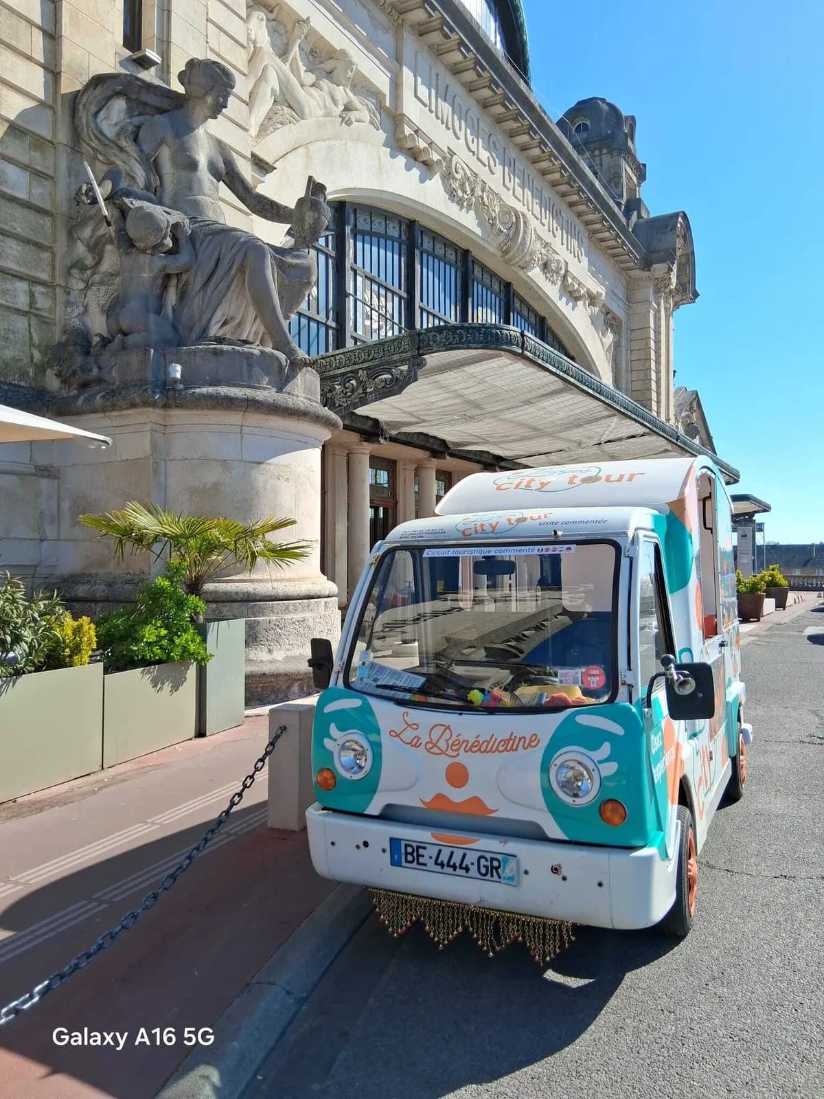 Image 1 : Visite en Tuk Tuk - Parcours Apéro Bords de Vienne background