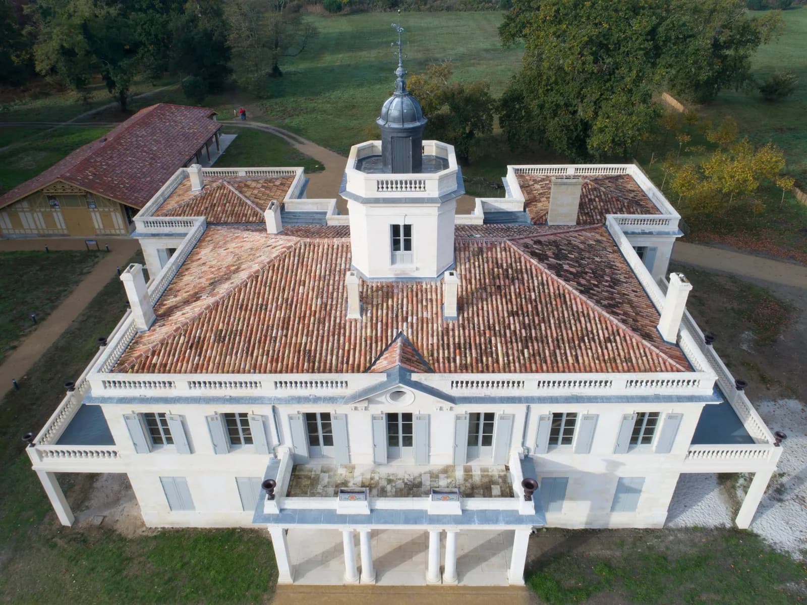 Image 2 : Portes ouvertes au Domaine de Certes et Graveyron : Certes vu de l'intérieur background