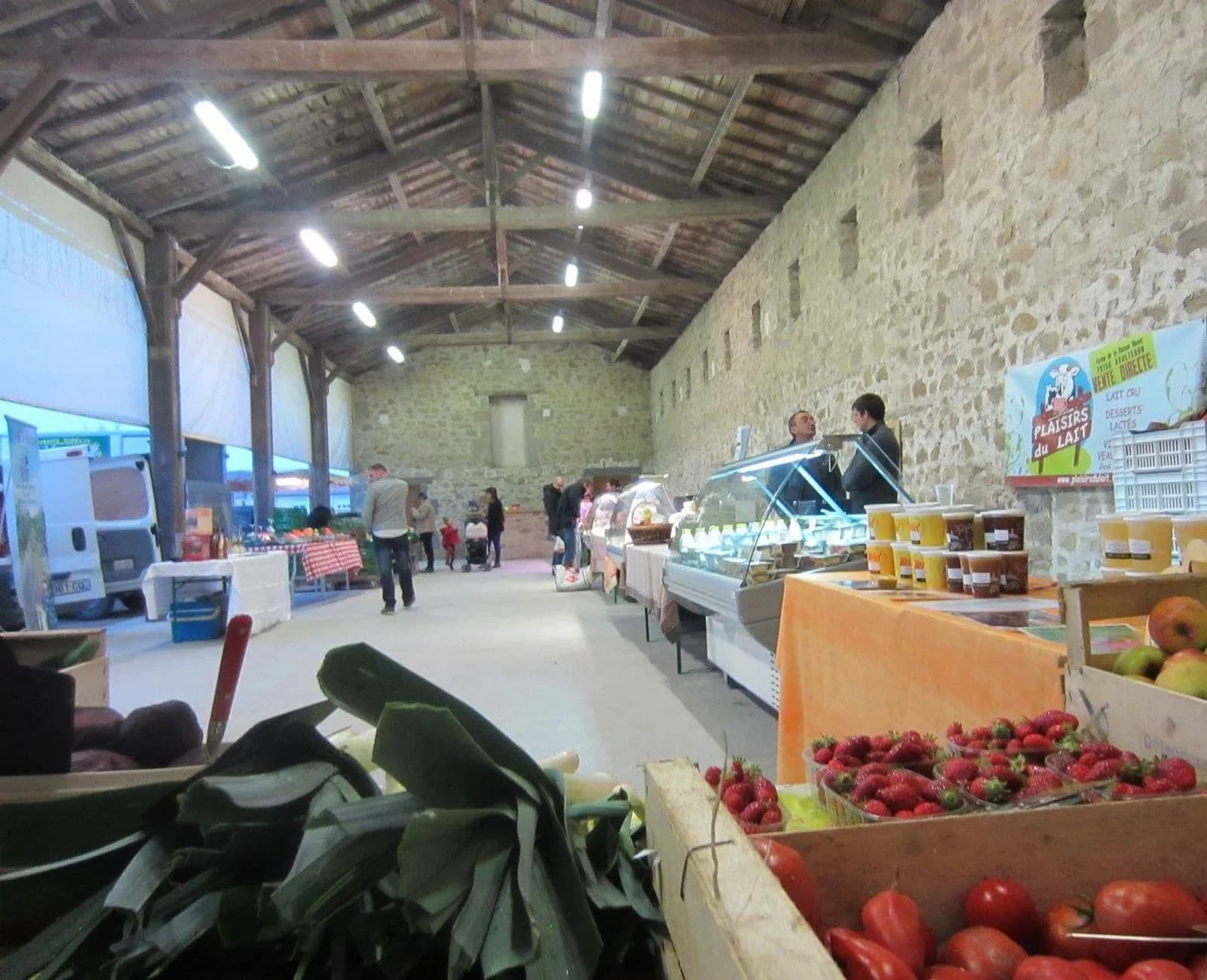 Image 2 : Marché de Nueil-Les-Aubiers - Place Pierre Garnier background
