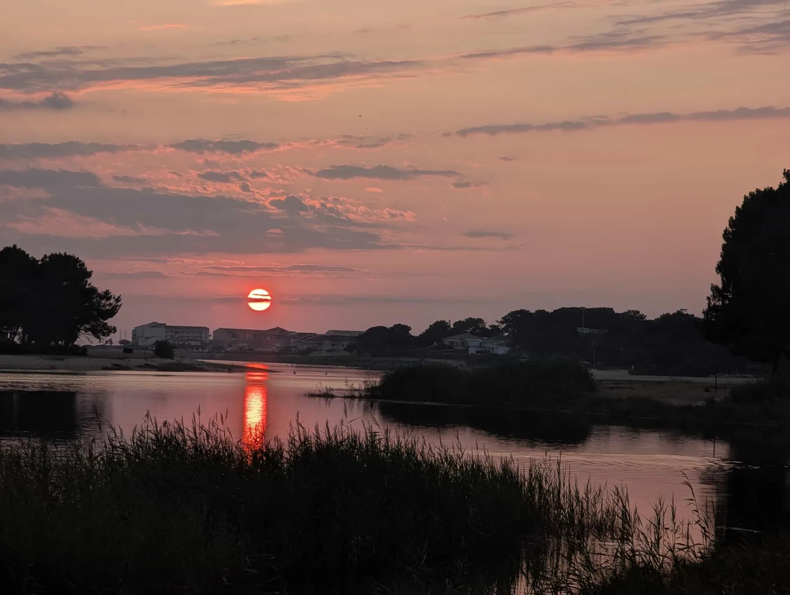 Image 1 : Balade au coucher du soleil sur la plage background