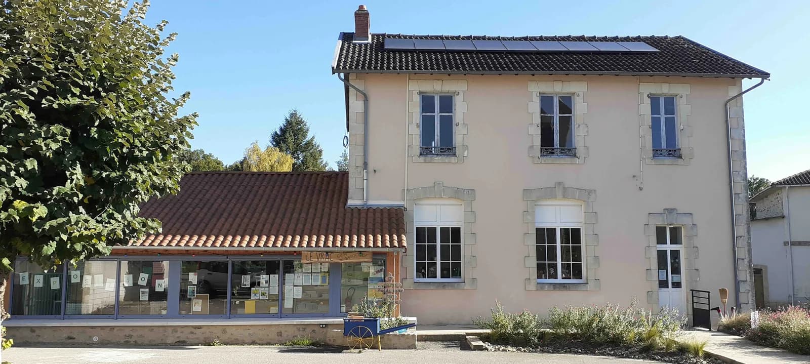 Image 1 : Mois de l'architecture Monts et Barrages - : Exposition « REGARDS – Projets ruraux innovants » & visites guidées de l’église, de l’exposition et du VRAC background