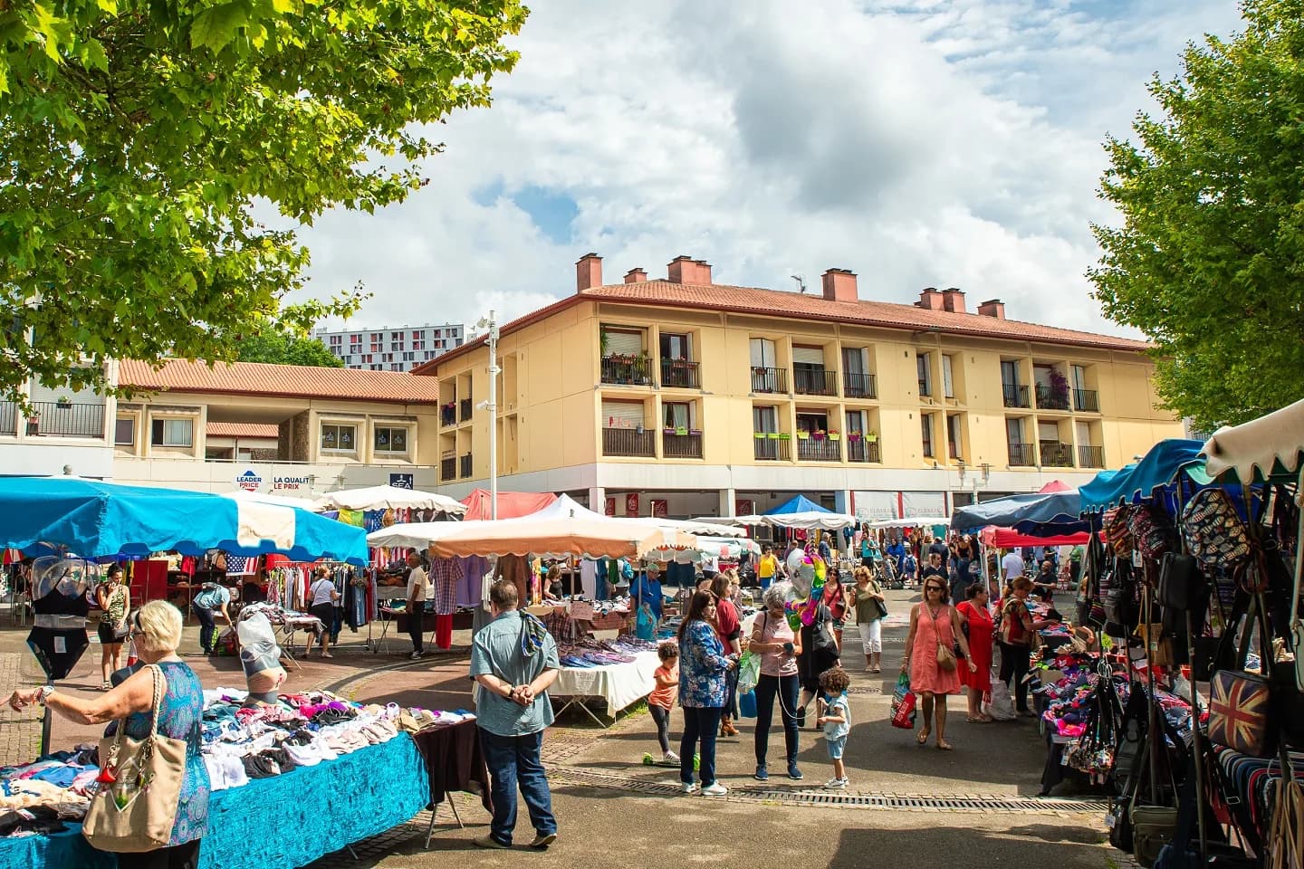 Image 1 : Marché de quartier : Place des gascons background