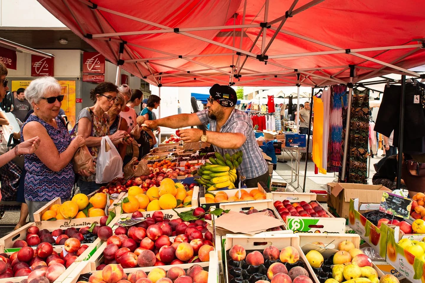 Image 2 : Marché de quartier : Place des gascons background