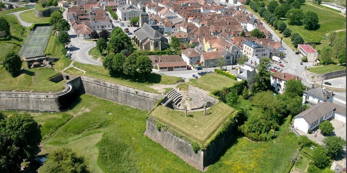 Image 1 : Visite commentée : La cité fortifiée imprenable ! background