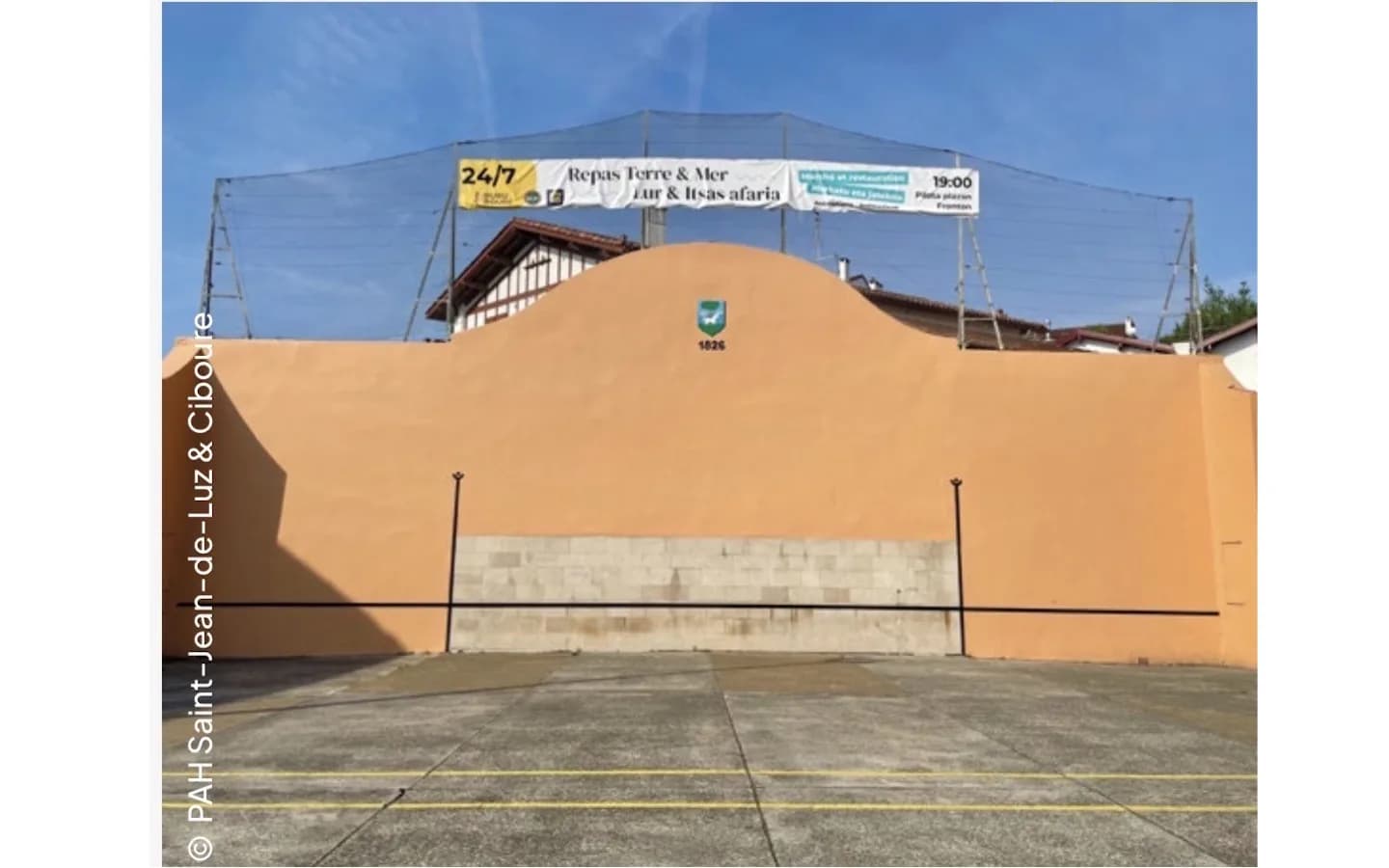 Image 1 : Pause patrimoine : De fronton en trinquet/Pilota plazatik trinketera background