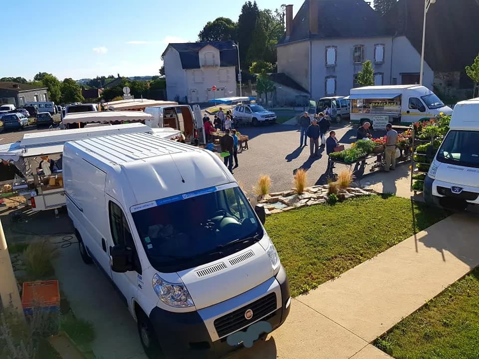 Image 1 : Marché à Magnac-Bourg background