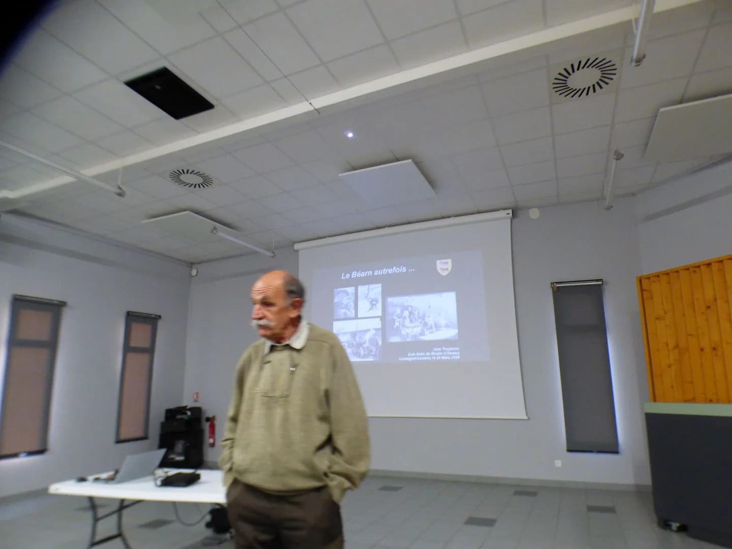 Image 1 : conférence sur "l'histoire mouvementée des forêts pyrénéennes" background