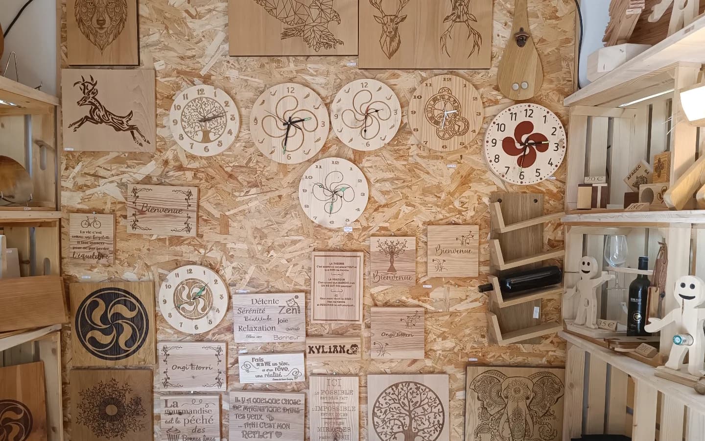 Image 4 : Visite courte de l'atelier Zura Lagun et démonstration background