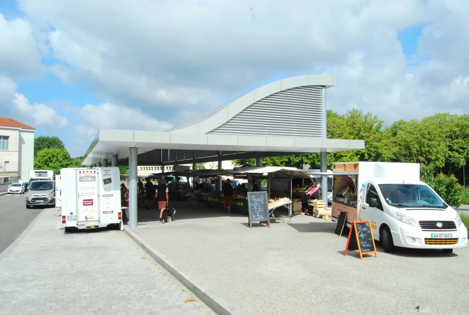 Image 4 : Marché hebdomadaire du vendredi - Aixe-sur-Vienne background