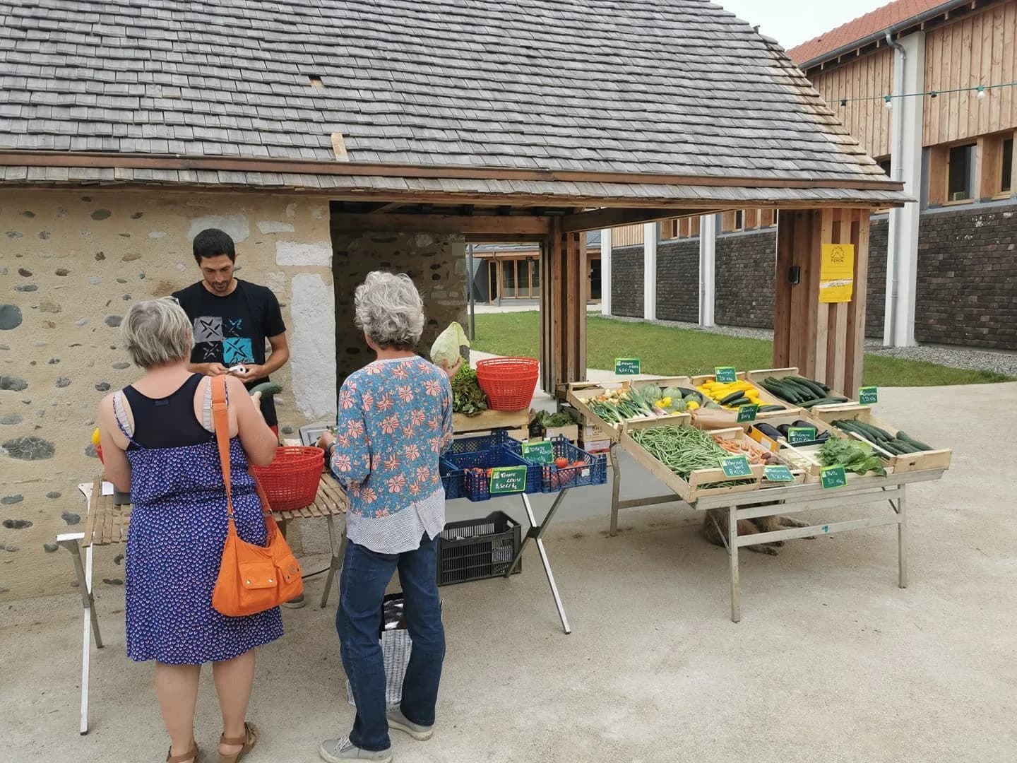 Image 1 : Marché hebdomadaire background