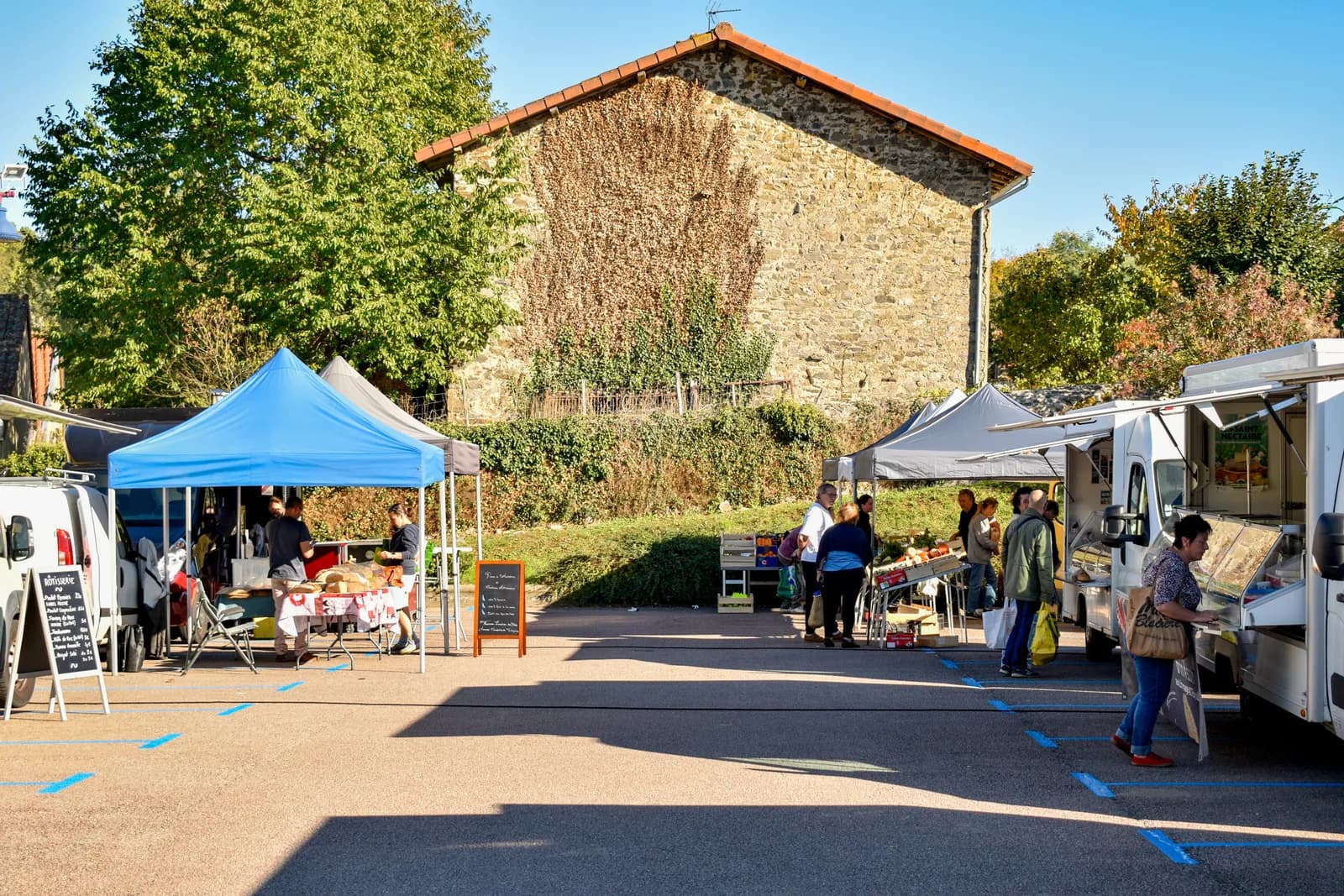 Image 1 : Marché hebdomadaire de Bosmie l'Aiguille background