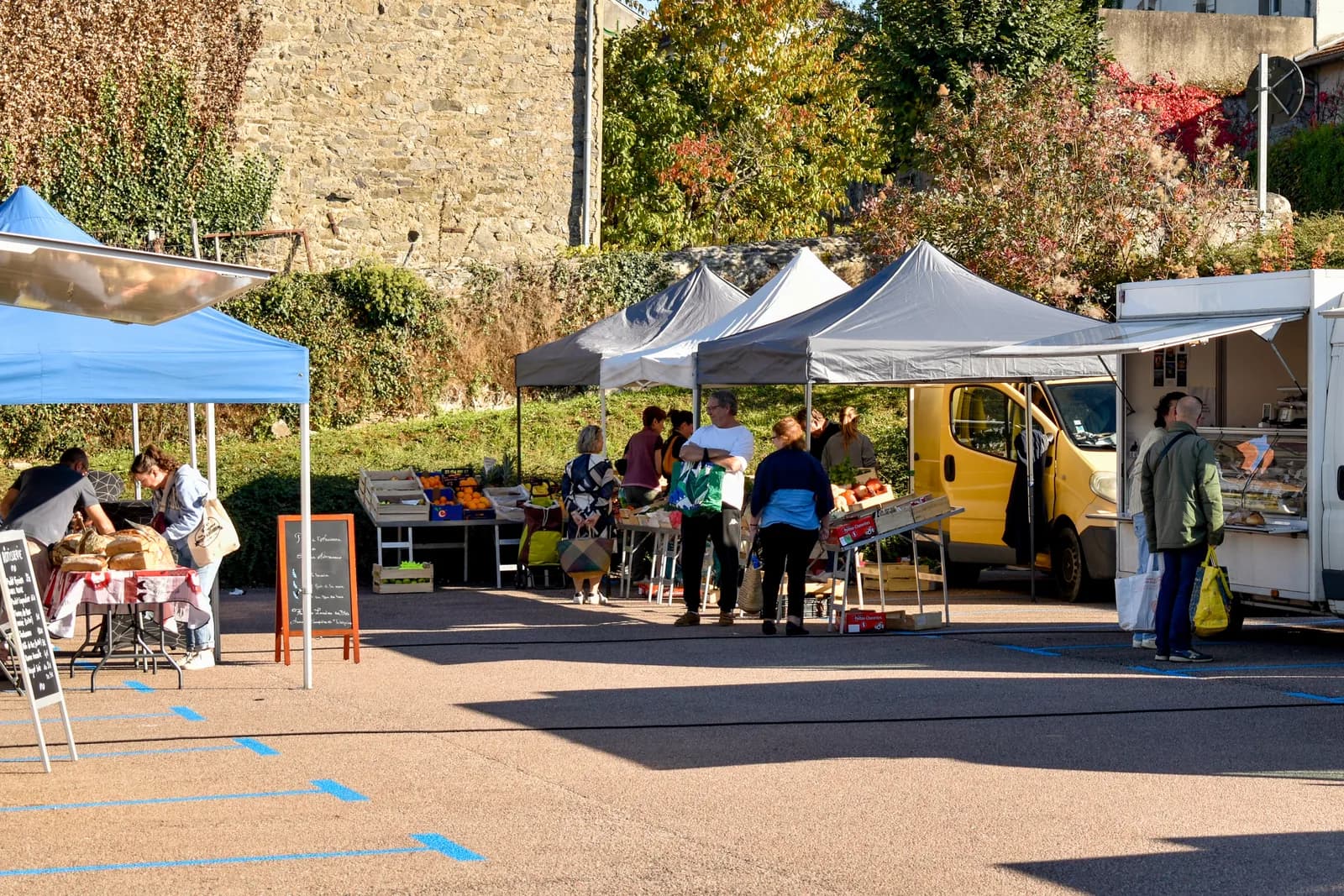 Image 2 : Marché hebdomadaire de Bosmie l'Aiguille background