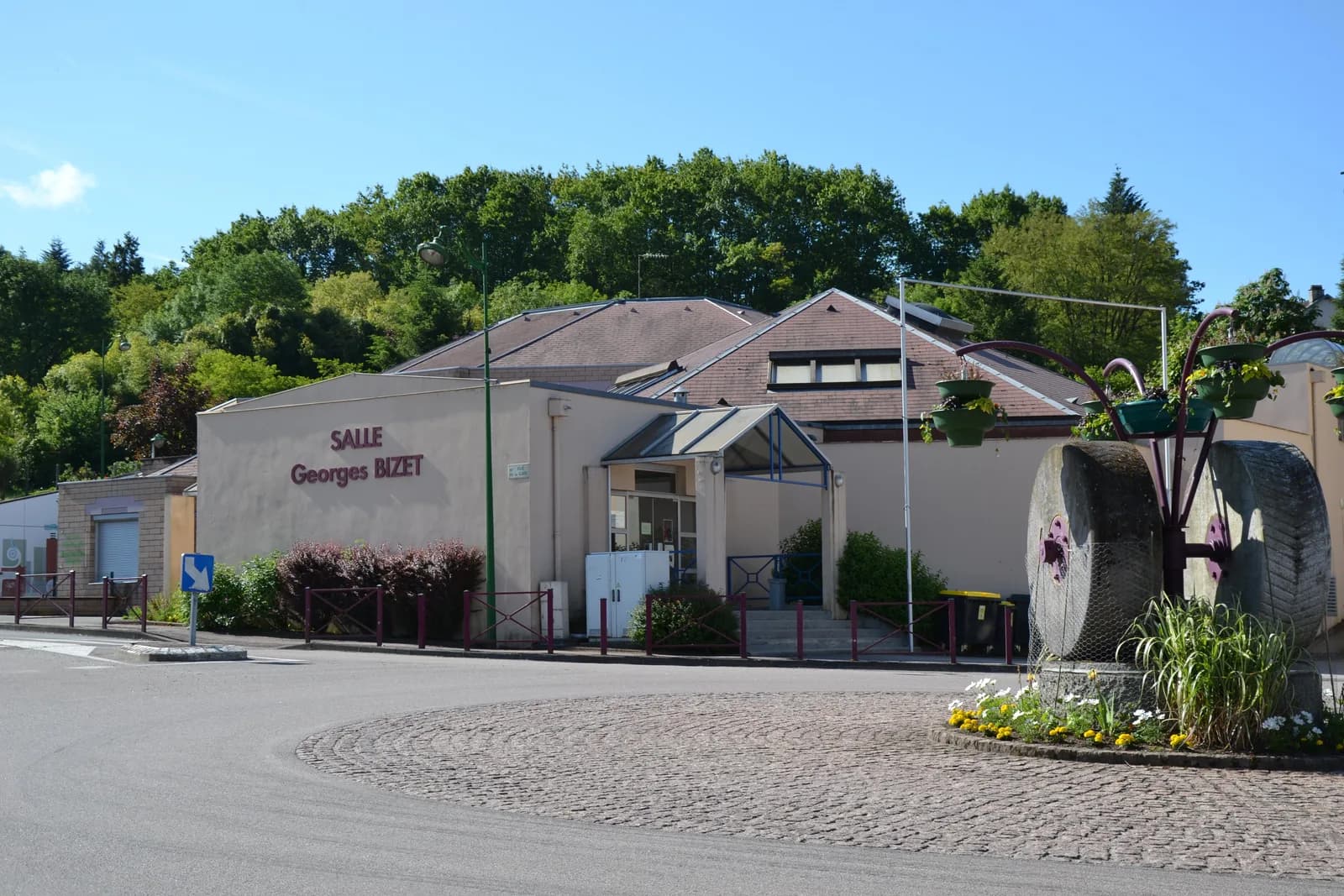 Image 4 : Marché hebdomadaire de Bosmie l'Aiguille background