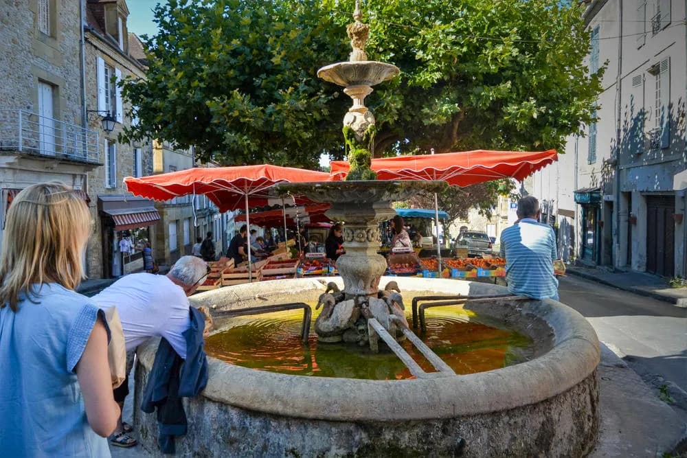 Image 2 : Marché traditionnel hebdomadaire background