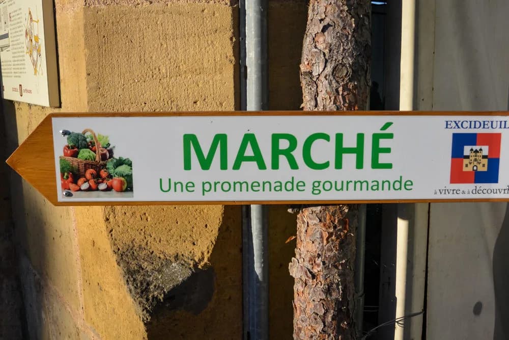 Image 4 : Marché traditionnel hebdomadaire background