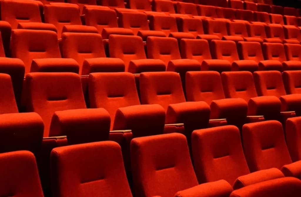 Image 1 : Le Prénom | Théâtre Association Cinéacte background