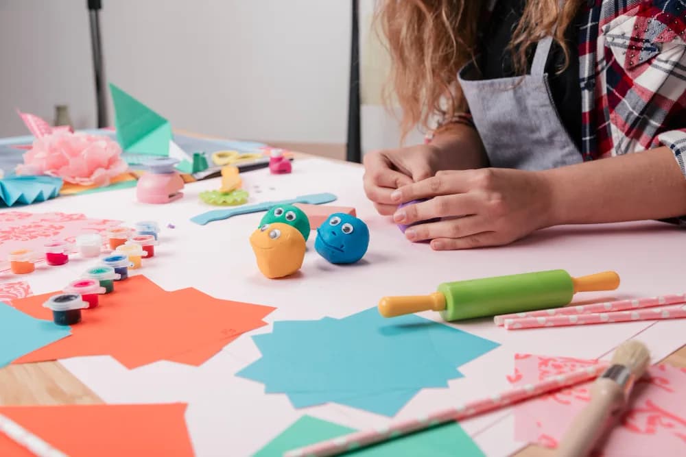 Image 1 : Mercredi en famille : origami et poterie background