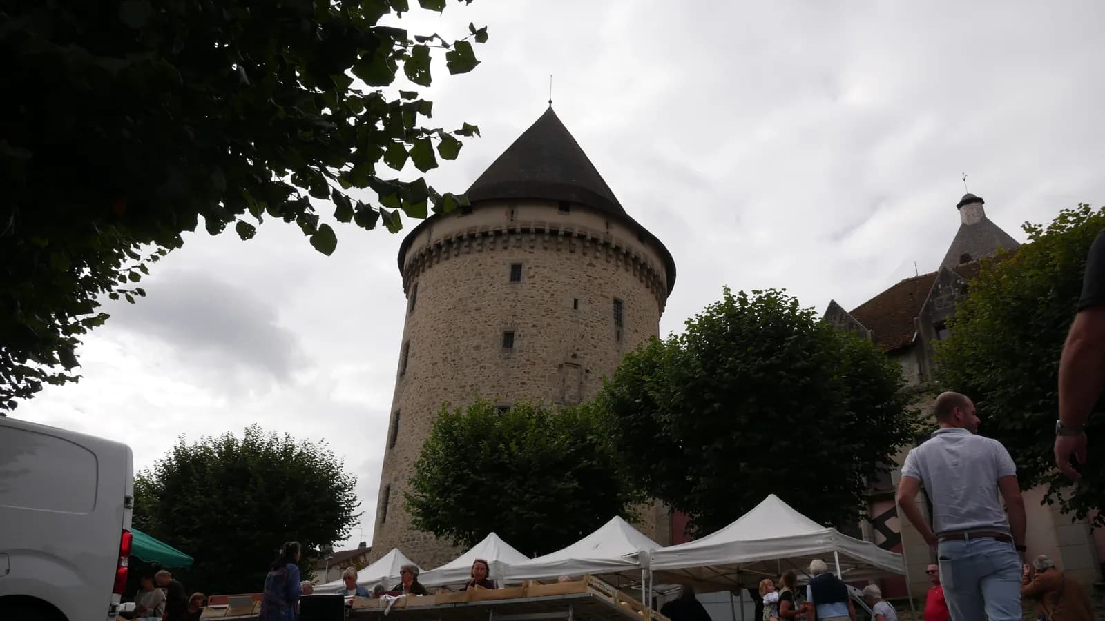 Image 4 : Marché de Bourganeuf background