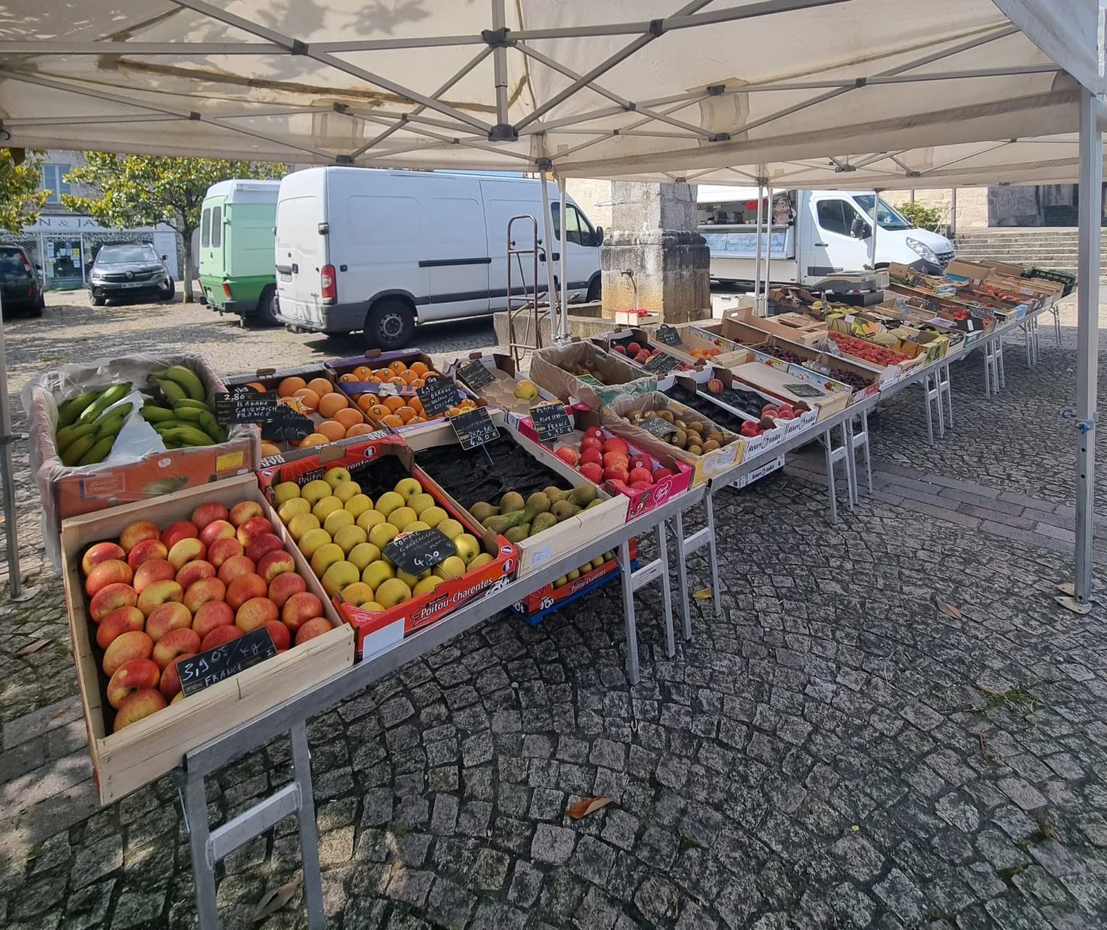 Image 1 : Marché hebdomadaire de Sauviat sur Vige background