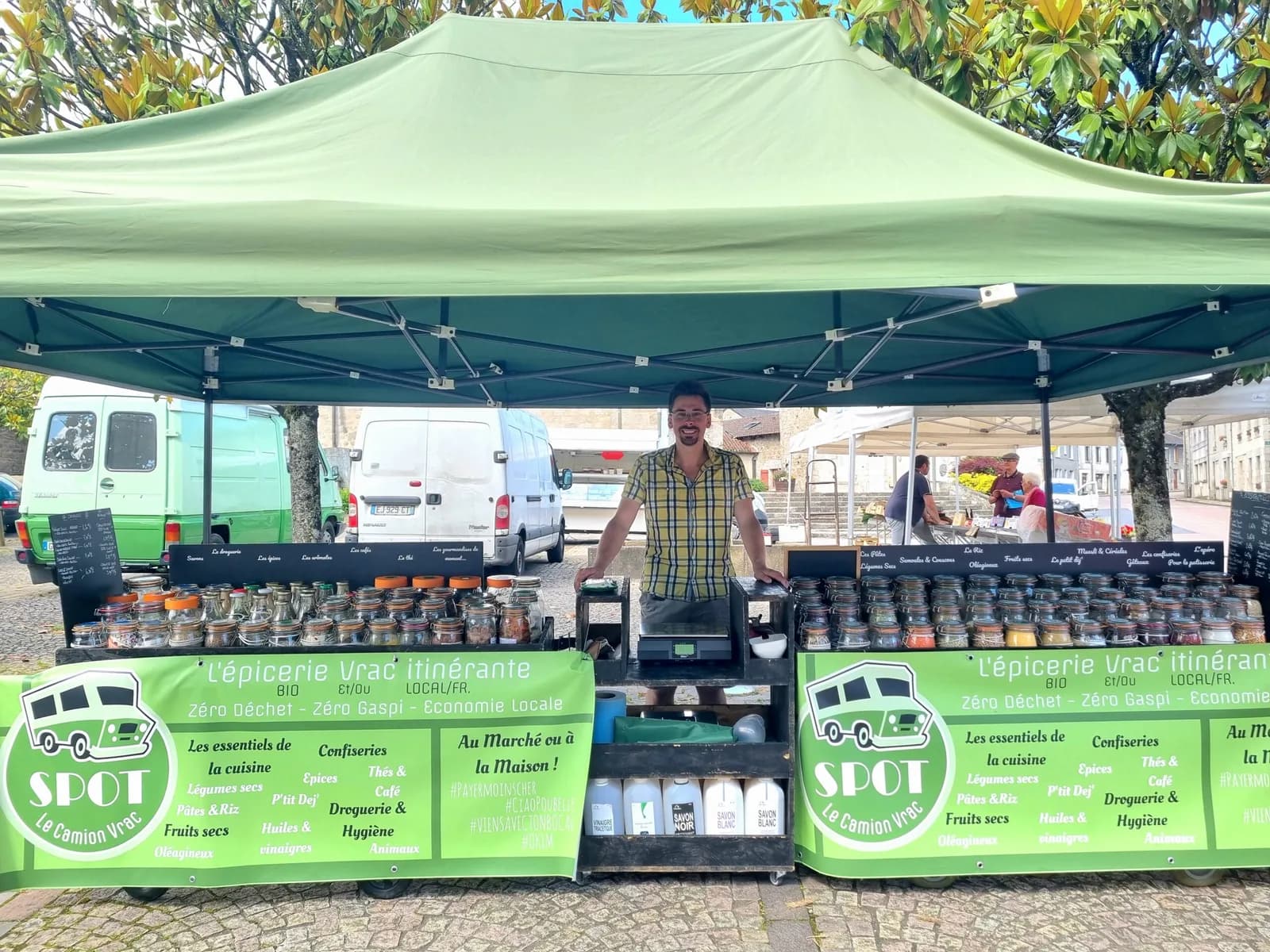 Image 3 : Marché hebdomadaire de Sauviat sur Vige background