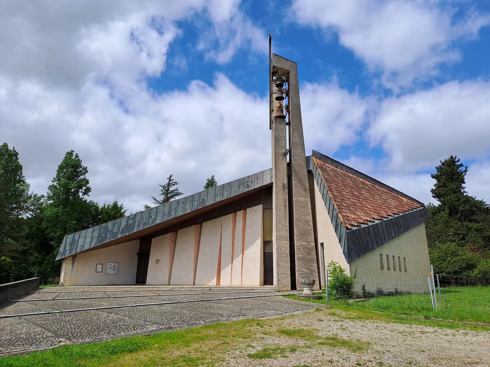Image 1 : Visite : Courbiac, une église seventies background