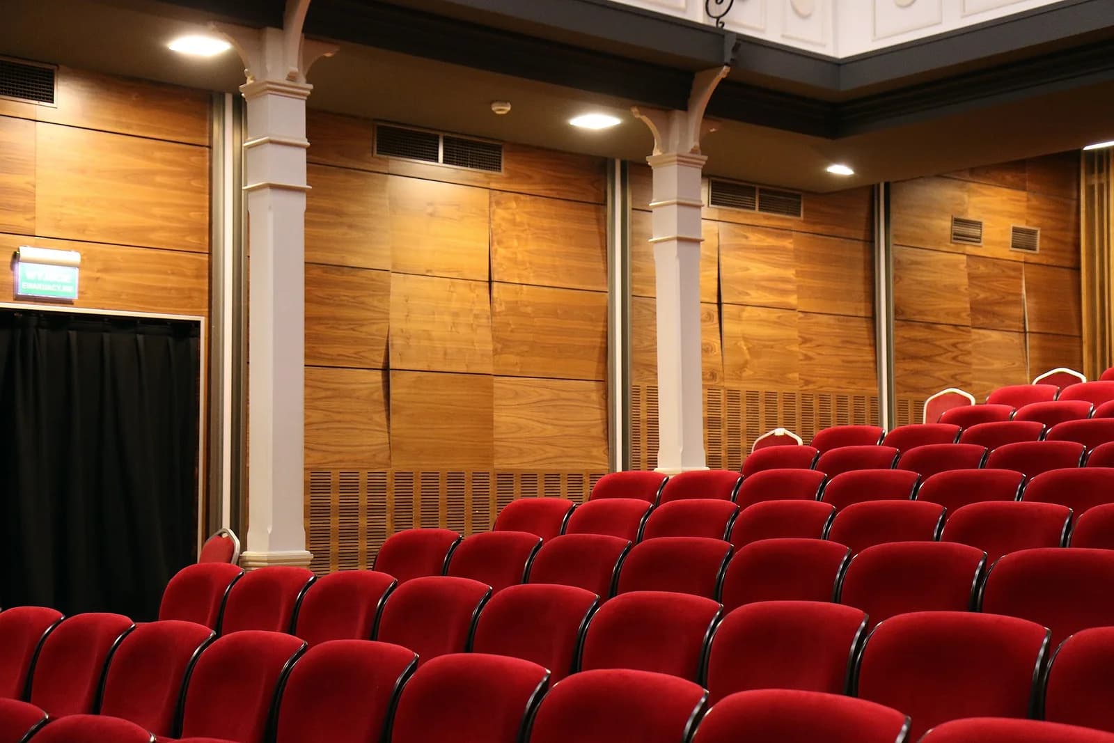 Image 2 : Cinéma "La bataille de Gaulle - J'écris ton nom" background