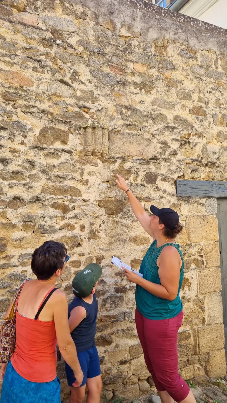 Image 1 : Visite commentée de Chambon sur Voueize background