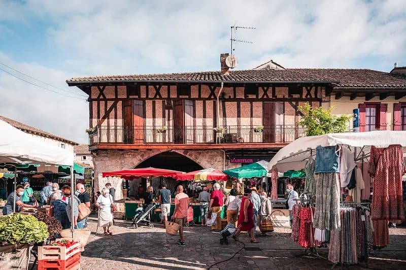 Image 1 : Marché traditionnel de Villeréal background