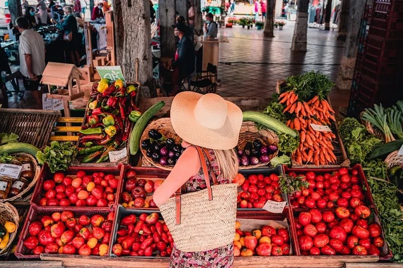 Image 3 : Marché traditionnel de Villeréal background